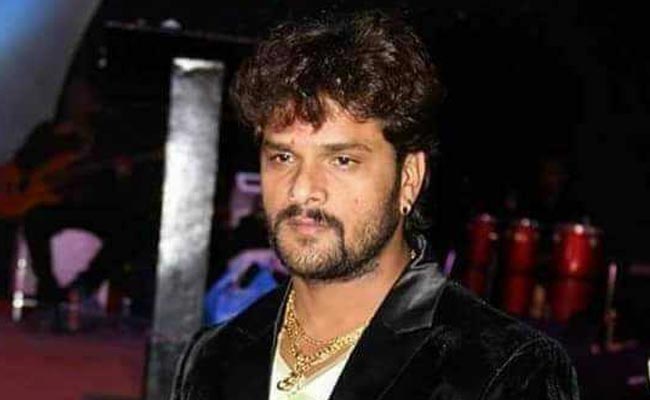 चमकी बुखार: पीड़ितों से मिलने पहुंचे खेसारी लाल यादव, भोजपुरी स्टार के साथ सेल्फी के लिए टूट पड़े फैन्स