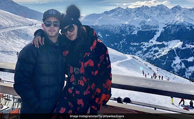 प्रियंका चोपड़ा ने जब निक जोनास की बाहों में ली सुकून भरी नींद, Photo ने इंटरनेट पर बरपाया कहर