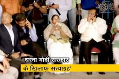 सीबीआई के दुरुपयोग के आरोप के बाद धरने पर बैठीं ममता बनर्जी सीबीआई के दुरुपयोग के आरोप के बाद धरने पर बैठीं ममता बनर्जी