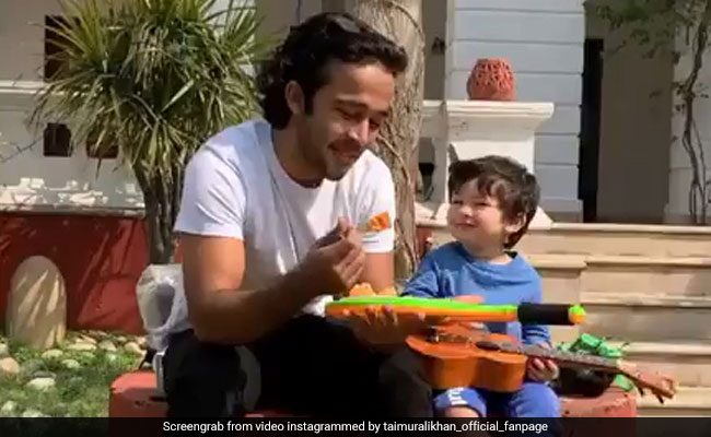 Taimur Ali Khan अब गिटार बजाने में भी हो गए मास्टर, वायरल Video में दिखा नया अंदाज