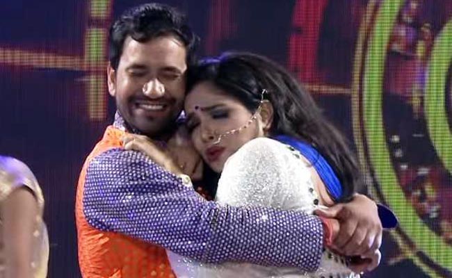 Bhojpuri Cinema: आम्रपाली दुबे और निरहुआ ने  'सौतनिया के चक्कर में' स्टेज पर उड़ाया गरदा, Video हुआ वायरल