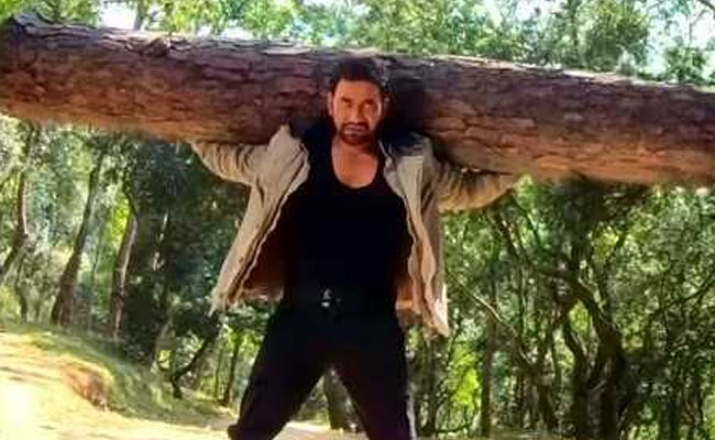 निरहुआ ने 'शेर-ए-हिंदुस्तान' से बरपा दिया कहर, Video हुआ वायरल