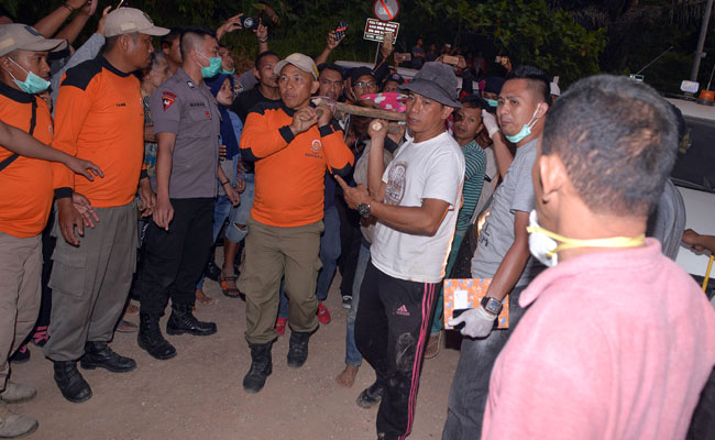 Eight Dead In Indonesia Mine Collapse As Excavator Digs For Survivors