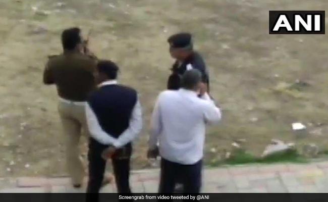 दिल्ली में अक्षरधाम मंदिर के पास लुटेरों ने पुलिस पर की फायरिंग