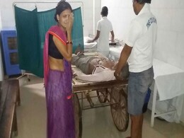 मध्यप्रदेश : लोग मरीजों को ठेले में अस्पताल पहुंचा रहे, नई एंबुलेंसें धूल खा रहीं! मध्यप्रदेश : लोग मरीजों को ठेले में अस्पताल पहुंचा रहे, नई एंबुलेंसें धूल खा रहीं!