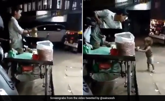 सड़क किनारे ठेले पर खाना बेचने वाले ने गरीब बच्ची को देख किया ऐसा, वायरल हुआ VIDEO