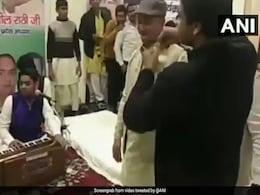 पुलवामा के शहीदों को श्रद्धांजलि देने के लिए किया गया था कार्यक्रम, कांग्रेस नेता पर उड़ाए गए नोट पुलवामा के शहीदों को श्रद्धांजलि देने के लिए किया गया था कार्यक्रम, कांग्रेस नेता पर उड़ाए गए नोट
