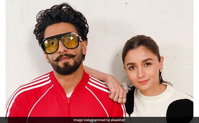 'गली बॉय' के डायलॉग प्रोमो में यूं नजर आई आलिया भट्ट-रणवीर सिंह की खट्टी-मीठी केमिस्ट्री- देखें Video