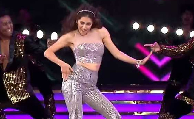 सारा अली खान ने 'आंख मारे' पर डांस से हिला दिया स्टेज, Video ने मचाई धूम