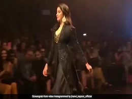 जाह्नवी कपूर ने ब्लैक ड्रेस में यूं बिखेरा जलवा, हर कोई देखता रह गया रैंप वॉक- देखें Video जाह्नवी कपूर ने ब्लैक ड्रेस में यूं बिखेरा जलवा, हर कोई देखता रह गया रैंप वॉक- देखें Video