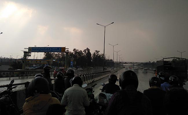 दिल्ली में बारिश के साथ पड़े ओले,  कुंभ में दो दिन तक हो सकती है भारी बारिश, जानें- अपने राज्य का हाल