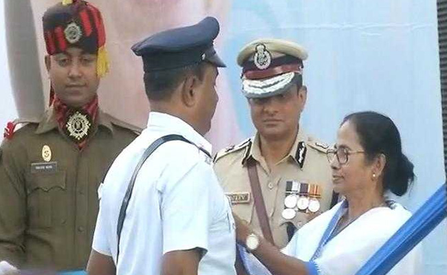 Amid Protest, Mamata Banerjee Goes To Another Stage, Gives Awards To Cops