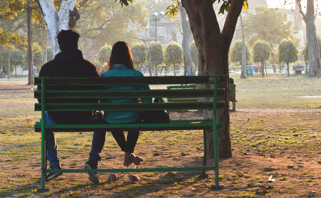 पार्क में बैठ Valentine's Day मना रहा था प्रेमी जोड़ा, Bajrang Dal ने जबरदस्ती कराई शादी