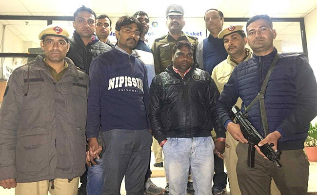 दिल्ली: 'सिम कार्ड' के चिप की मदद से फर्जी लाइसेंस बनाने वाले रैकेट का भंडाफोड़, दो गिरफ्तार