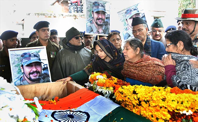 पुलवामा हमले में शहीद हुए मेजर की पत्नी बनेगी सेना में अफसर, कहा- ''मैं अपने पति को...''