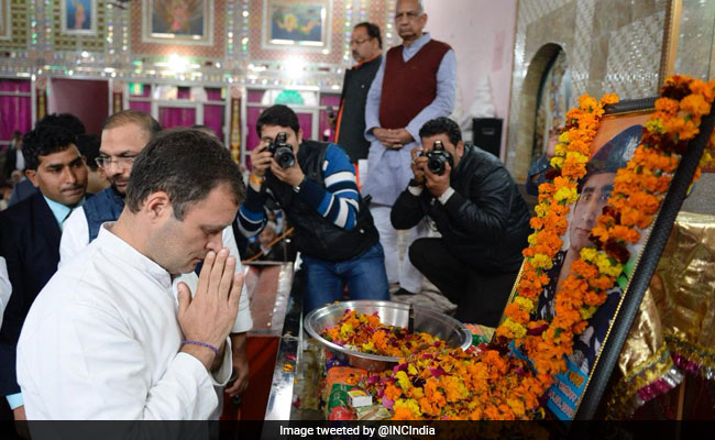 शहीद जवान के परिजनों से मिले प्रियंका और राहुल गांधी, कहा- आपके बेटे ने देश को सर्वस्व दिया