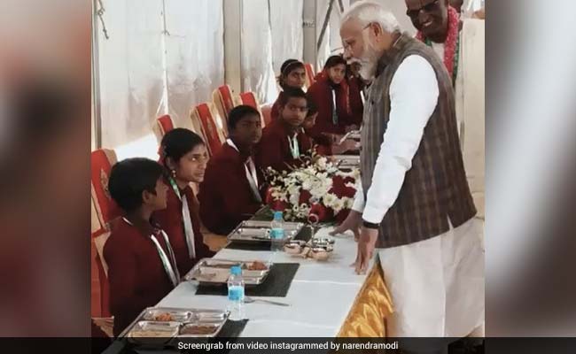 पीएम नरेंद्र मोदी परोस रहे थे खाना, बच्ची ने अचानक दिया जवाब, बोली- हम सुबह खाकर आए हैं... देखें VIDEO
