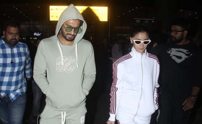 Alia Bhatt&rsquo;s Comfortable Tracksuit Is The Travel Outfit Inspiration We Need. Get Her Look
