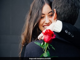 लोग कांटों से बच के चलते हैं,  मैंने फूलों से जख्म खाए हैं- Rose Day पर गुलाब से नहीं शायरी से जीतें दिल लोग कांटों से बच के चलते हैं,  मैंने फूलों से जख्म खाए हैं- Rose Day पर गुलाब से नहीं शायरी से जीतें दिल