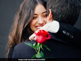 Rose Day 2026 Shayari: गुलाब की पंखुड़ियों जैसी शायरी जिसकी खुशबू में कैद हो जाएगा माशूक का दिल और दिमाग