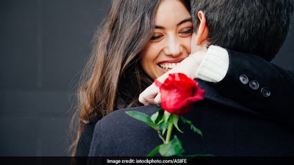 गुलाब की पंखुड़ियों जैसी शायरी जिसकी खुशबू में कैद हो जाएगा माशूक दिल और दिमाग