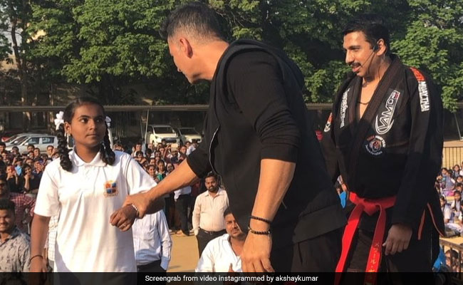 अक्षय कुमार ने लड़कियों को सिखाए सेल्फ डिफेंस मूव्स, अब छेड़खानी करने वालों की खैर नहीं- देखें Video