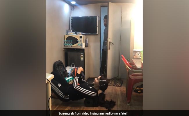 नोरा फतेही कर रही थीं एक्सरसाइज, अचानक इस शख्स ने आकर पकड़ लिए बाल और... देखें Video