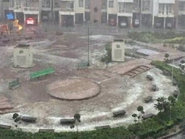 दिल्ली एनसीआर में कई स्थानों पर जोरदार बारिश, नोएडा में जमकर ओले गिरे दिल्ली एनसीआर में कई स्थानों पर जोरदार बारिश, नोएडा में जमकर ओले गिरे