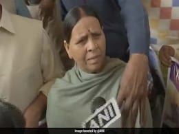 राबड़ी देवी ने नाबालिग से रेप के दोषी विधायक की पत्नी के लिए मांगे वोट, कहा-यादवों को बदनाम करने के लिए फंसाया राबड़ी देवी ने नाबालिग से रेप के दोषी विधायक की पत्नी के लिए मांगे वोट, कहा-यादवों को बदनाम करने के लिए फंसाया
