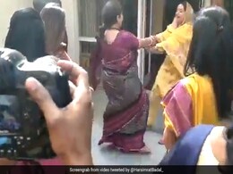 स्मृति ईरानी ने हरसिमरत कौर-किरण खेर के साथ यूं किया गिद्दा, Video हुआ वायरल स्मृति ईरानी ने हरसिमरत कौर-किरण खेर के साथ यूं किया गिद्दा, Video हुआ वायरल