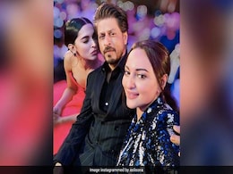सोनाक्षी सिन्हा ने शाहरुख खान और दीपिका पादुकोण के साथ ली सेल्फी, इस अंदाज में दिखे Bollywood सेलेब्स सोनाक्षी सिन्हा ने शाहरुख खान और दीपिका पादुकोण के साथ ली सेल्फी, इस अंदाज में दिखे Bollywood सेलेब्स