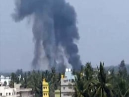 बेंगलुरु: रिहर्सल के दौरान IAF की सूर्य किरण के दो विमान आपस में भिड़े, 1 पायलट के मौत की खबर, देखें VIDEO बेंगलुरु: रिहर्सल के दौरान IAF की सूर्य किरण के दो विमान आपस में भिड़े, 1 पायलट के मौत की खबर, देखें VIDEO