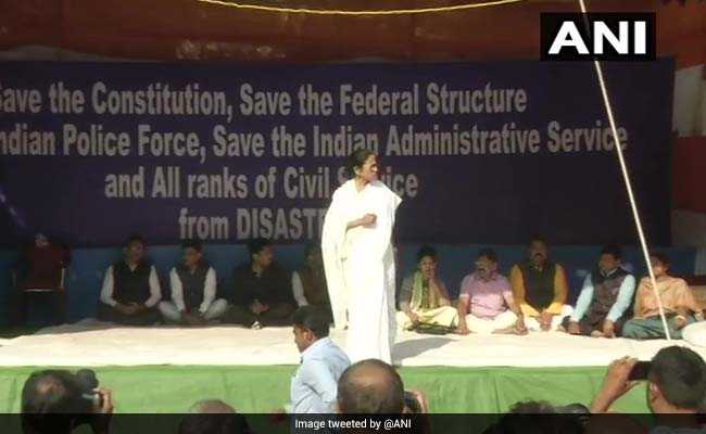 सड़क पर बंगाल सरकार, कोर्ट में तकरार: ममता के धरने के बीच सुप्रीम कोर्ट ने कमिश्नर राजीव को CBI के सामने पेश होने को कहा, जानें अब तक क्या हुआ