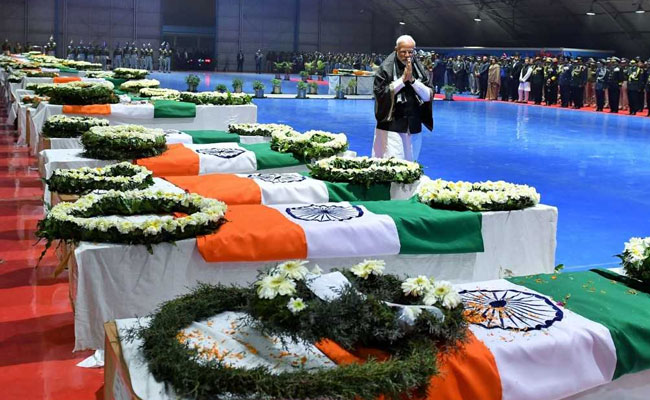 TV पर शहीदों की पत्नियों के आंसू महिला प्रिंसिपल से देखा नहीं गया, मदद के लिए पापा की दी हुईं चूड़ियां बेच दी