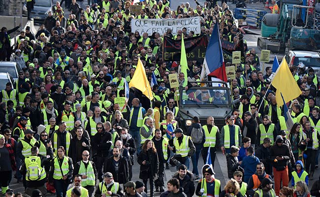 Paris Police Ban 'Yellow Vest' Protests On Champs-Elysees On Saturday