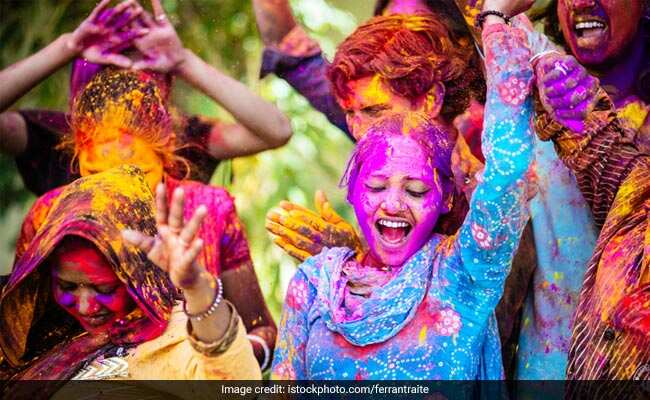 Holi 2021: होली पर रंगों से अपनी स्किन और बालों को बचाने के लिए जान लें 10 कारगर टिप्स