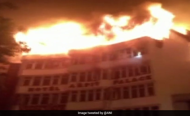 करोलबाग अग्निकांड: पुलिस ने होटल के जनरल मैनेजर समेत दो को किया गिरफ्तार, 17 लोगों की हुई थी झुलसने से मौत