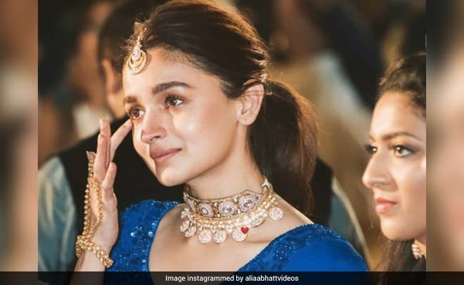 Alia Bhatt अपनी बेस्ट फ्रेंड की शादी में हुईं इमोशनल, कुछ इस अंदाज में आईं नजर- देखें Video