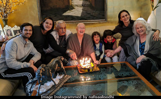 Nafisa Ali, Battling Cancer, Celebrates 39th Anniversary With Major Fam-Jam