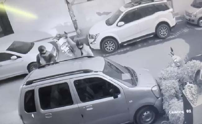 VIDEO:गाजियाबाद के वसुंधरा में बदमाश बेखौफ, दुकानदार के घर पर की कई राउंड फायरिंग, दुस्साहस इतना कि देर तक खड़े भी रहे