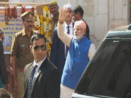 वाराणसी : नेताओं के लिए खास हुए संत रविदास, पीएम नरेंद्र मोदी ने माथा टेका वाराणसी : नेताओं के लिए खास हुए संत रविदास, पीएम नरेंद्र मोदी ने माथा टेका