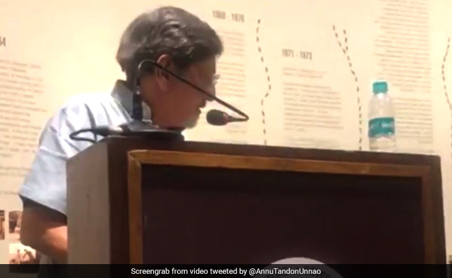 अमोल पालेकर को सरकार की आलोचना करना पड़ा भारी, कार्यक्रम के बीच में रोका- Video वायरल