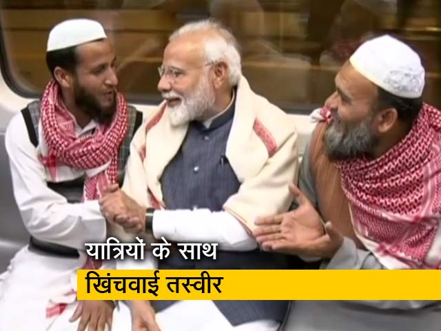 मेट्रो से इस्कॉन मंदिर पहुंचे पीएम मोदी