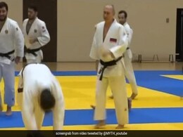 महिला जूडो खिलाड़ी ने व्लादिमीर पुतिन को पटका जमीन पर, राष्ट्रपति ने खड़े होकर किया कुछ ऐसा, देखें Video महिला जूडो खिलाड़ी ने व्लादिमीर पुतिन को पटका जमीन पर, राष्ट्रपति ने खड़े होकर किया कुछ ऐसा, देखें Video