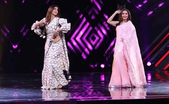 माधुरी दीक्षित और शिल्पा शेट्टी ने 'मैं आई हूं यूपी बिहार लूटने' पर किया जोरदार डांस, Video हुआ वायरल