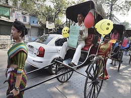 Valentine's Day 2019: Students In Kolkata Pull Rickshaws, Treat Rickshaw Pullers To Lunch Valentine's Day 2019: Students In Kolkata Pull Rickshaws, Treat Rickshaw Pullers To Lunch