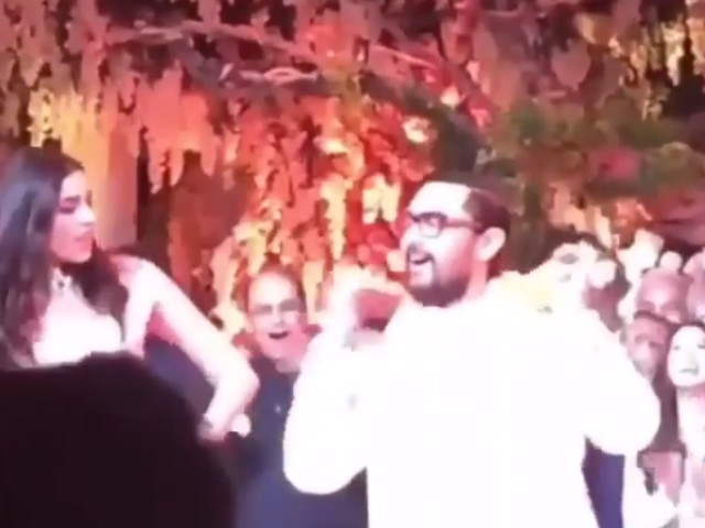आकाश अंबानी की प्री-वेडिंग पार्टी में आमिर खान ने श्लोका के साथ किया 'आती क्या खंडाला' पर डांस, देखें VIDEO