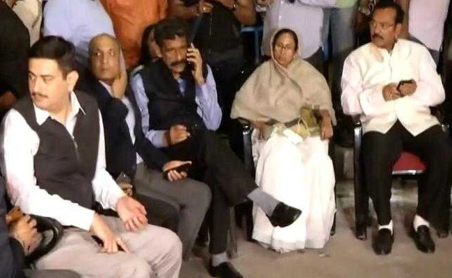 Mamata Banerjee On <i>Dharna</i> In Kolkata, Supporters Keep The Protest Going