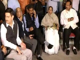 CBI vs बंगाल विवाद: धरने पर CM ममता, संसद में हंगामा, सुप्रीम कोर्ट कल करेगा सुनवाई CBI vs बंगाल विवाद: धरने पर CM ममता, संसद में हंगामा, सुप्रीम कोर्ट कल करेगा सुनवाई