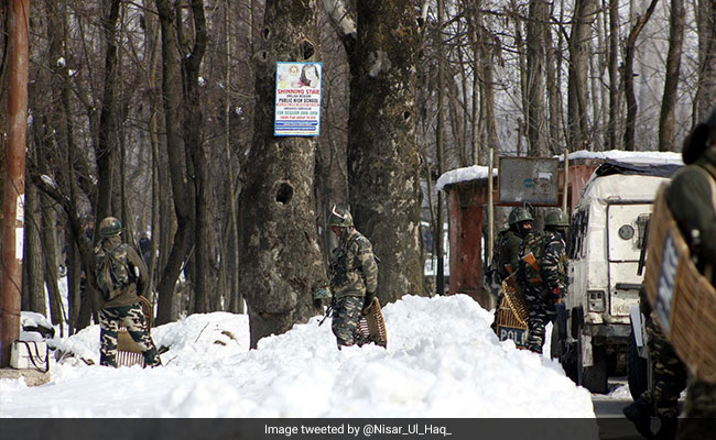 कश्मीर:  भारी बर्फबारी में सेना की मदद की बदौलत गर्भवती महिला ने जुड़वां बच्ची को जन्म दिया